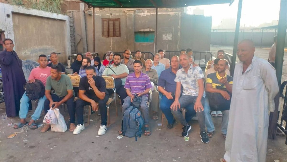  توفر مقاعد انتظار لراحة الركاب في موقف مصر