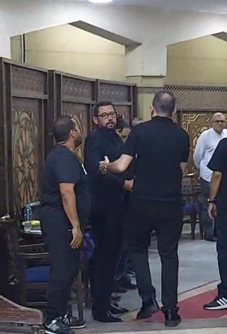 أحمد المرسي يستقبل عزاء تيمور تيمور رفقة نجله