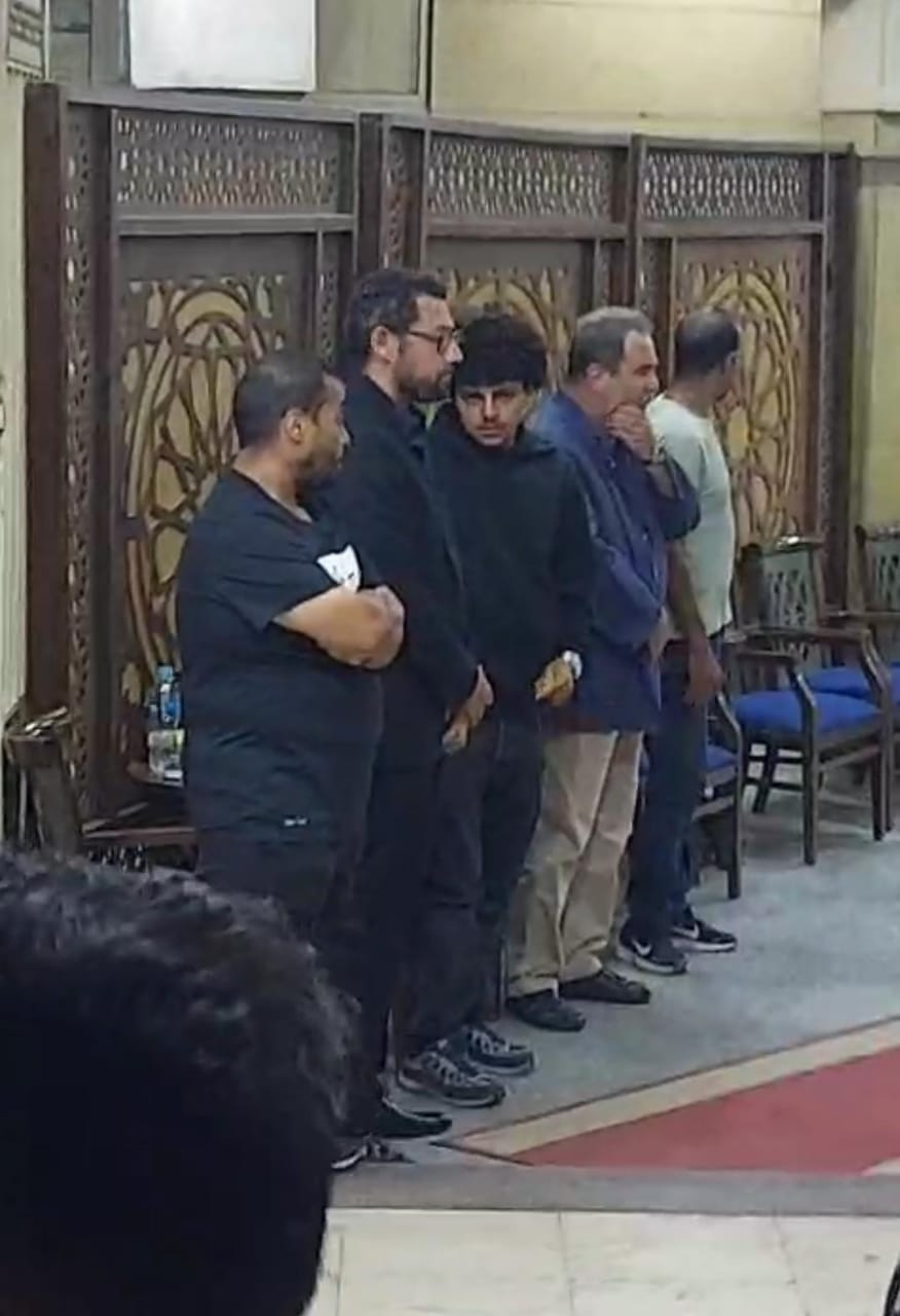 أحمد المرسي يستقبل عزاء تيمور تيمور رفقة نجله