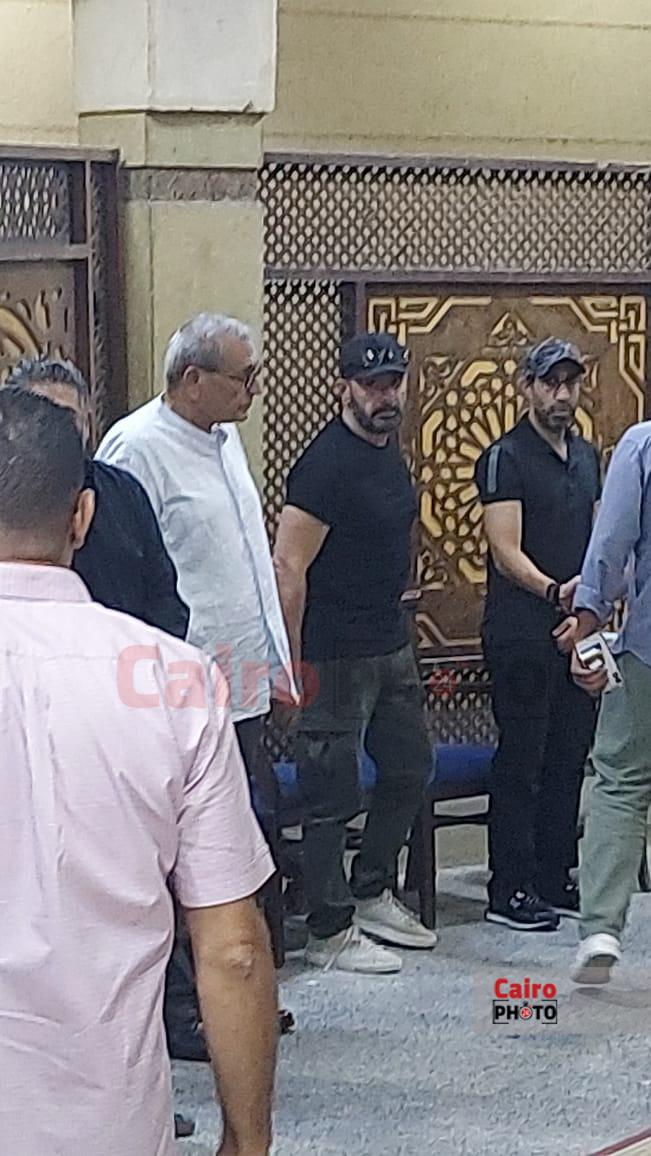 نجوم الفن يقدمون واجب العزاء في مدير التصوير تيمور تيمور