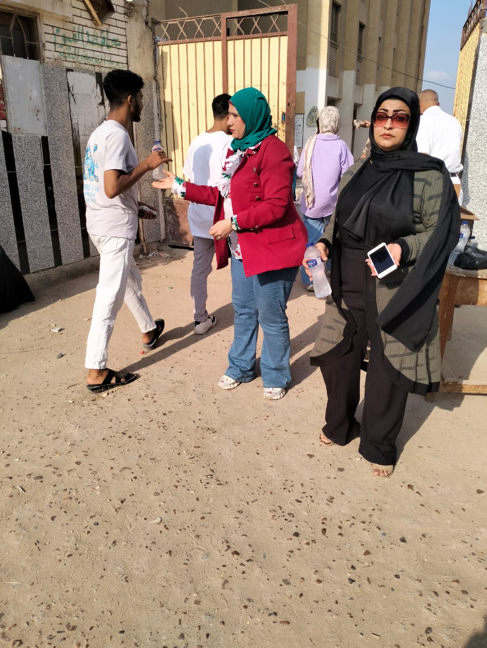 استقبال طلبة الثانوية بالورد والمياه أمام لجان الامتحانات في الفيوم