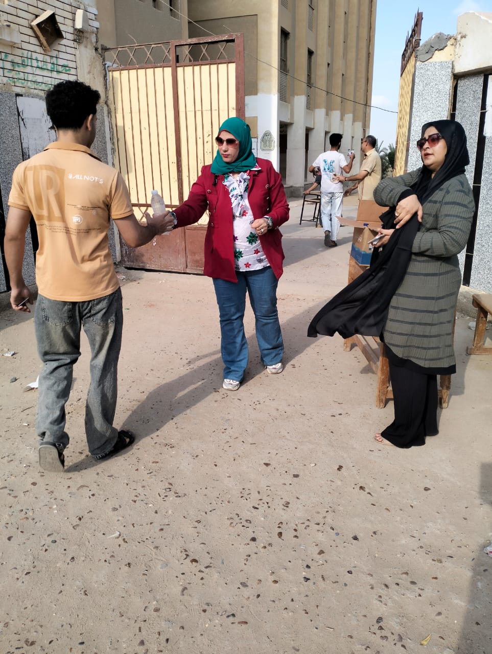 استقبال طلبة الثانوية بالورد والمياه أمام لجان الامتحانات في الفيوم