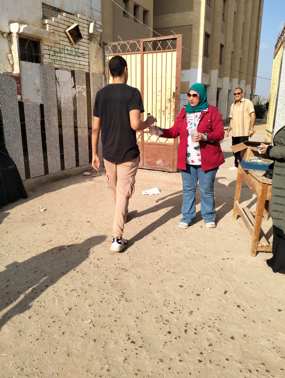 استقبال طلبة الثانوية بالورد والمياه أمام لجان الامتحانات في الفيوم