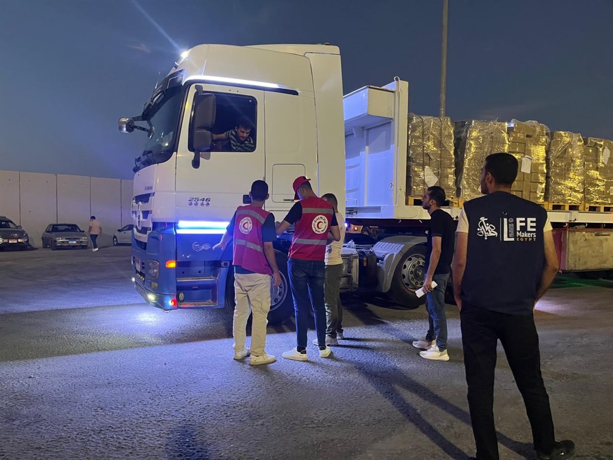 الهلال الأحمر المصري يدفع نحو 2300 طن مساعدات غذائية