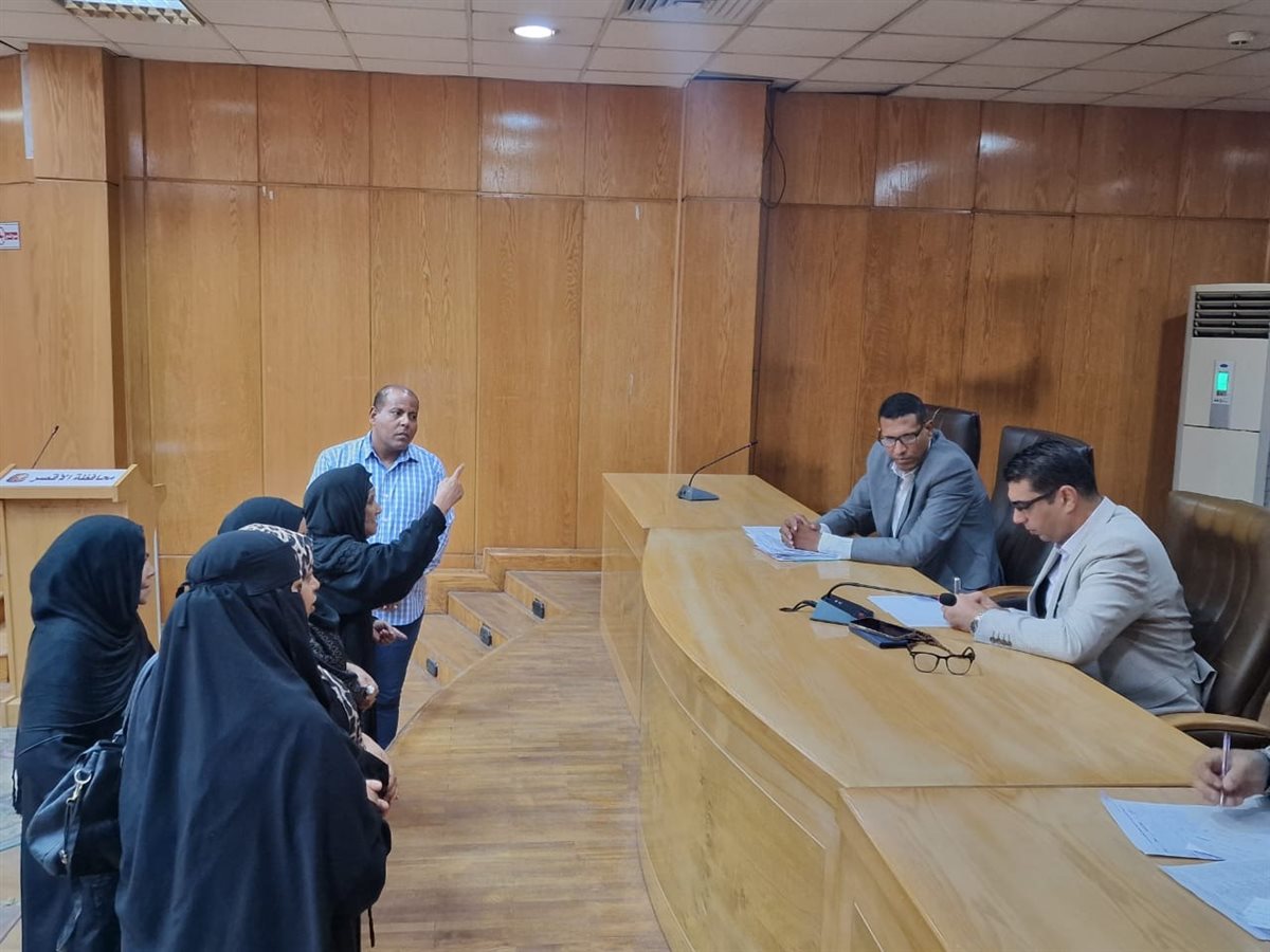 نائب محافظ الأقصر يبحث شكاوى المواطنين