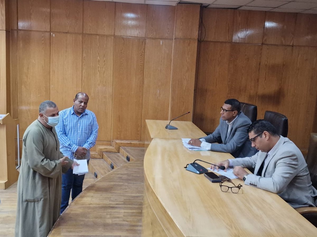 نائب محافظ الأقصر يبحث شكاوى المواطنين