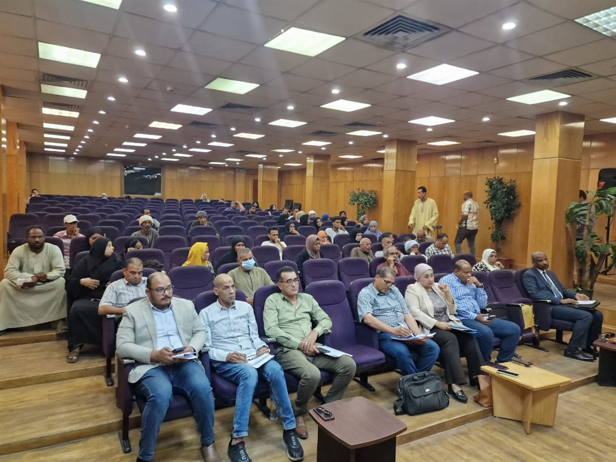 نائب محافظ الأقصر يبحث شكاوى المواطنين