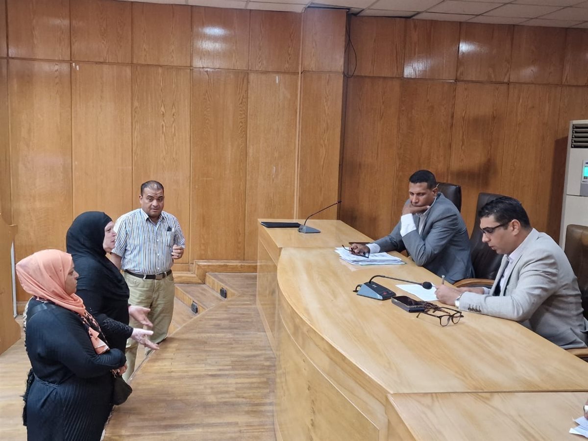 نائب محافظ الأقصر يبحث شكاوى المواطنين