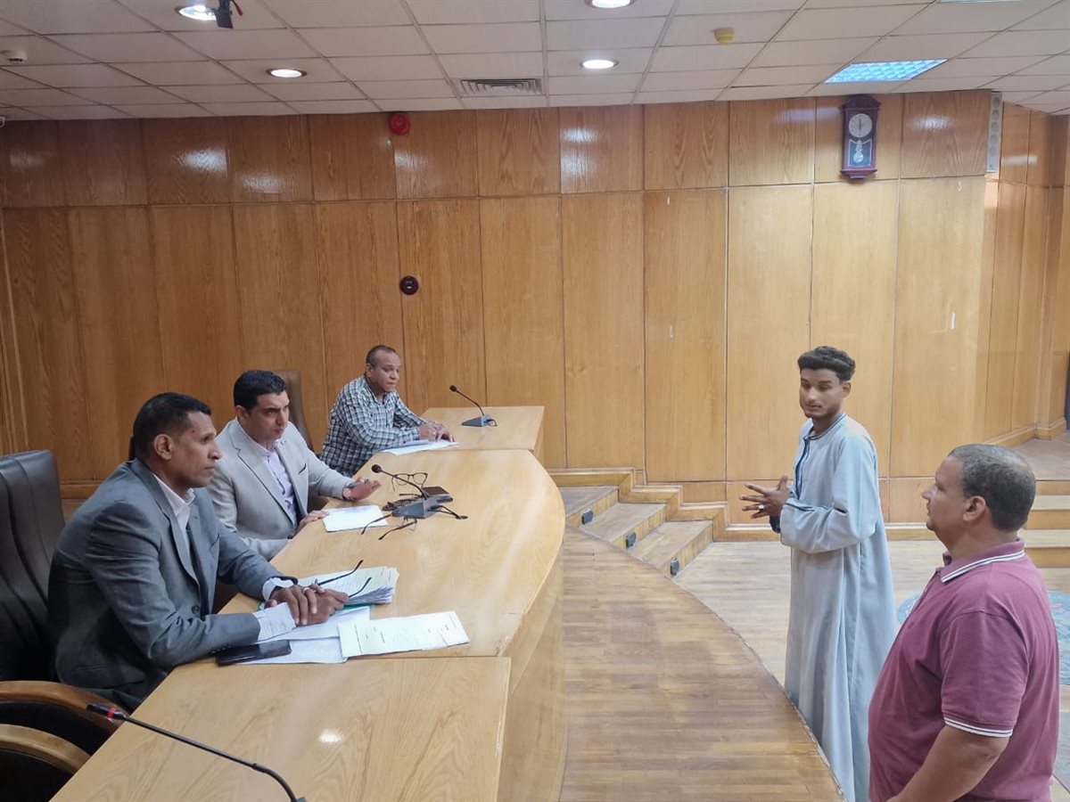 نائب محافظ الأقصر يبحث شكاوى المواطنين