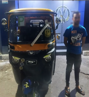 القبض علي سائق توك توك لسيره عكس الإتجاه بالإسكندرية