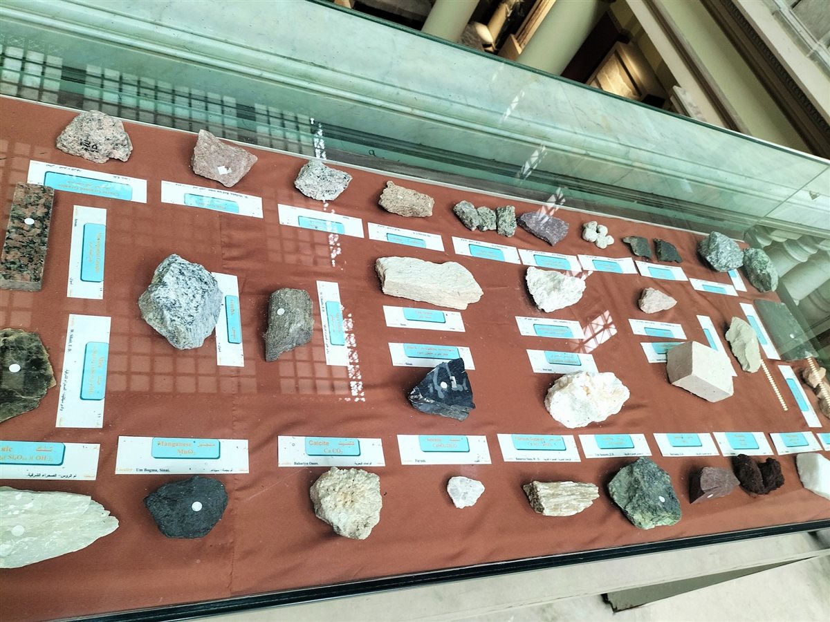 فاترينة نادرة للأحجار الجيولوجية