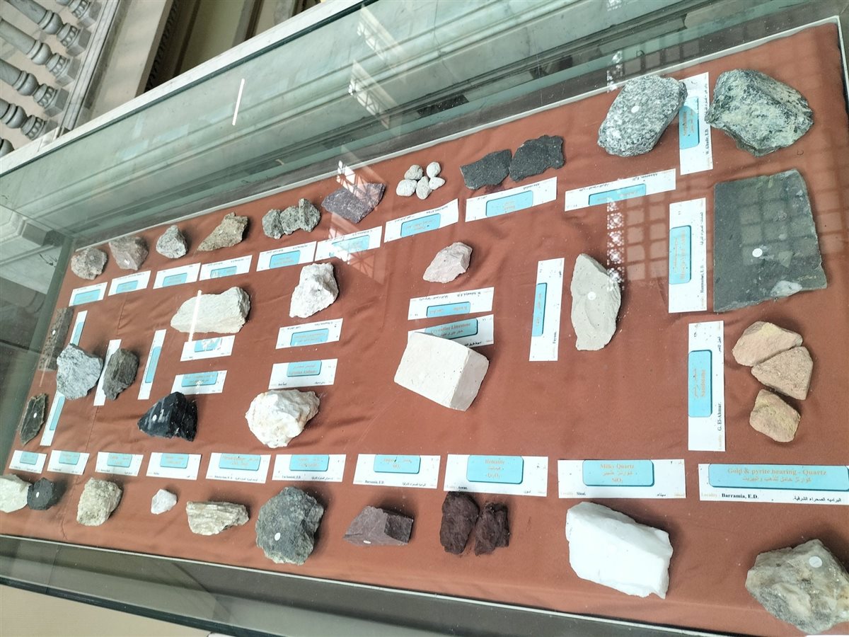 فاترينة نادرة للأحجار الجيولوجية