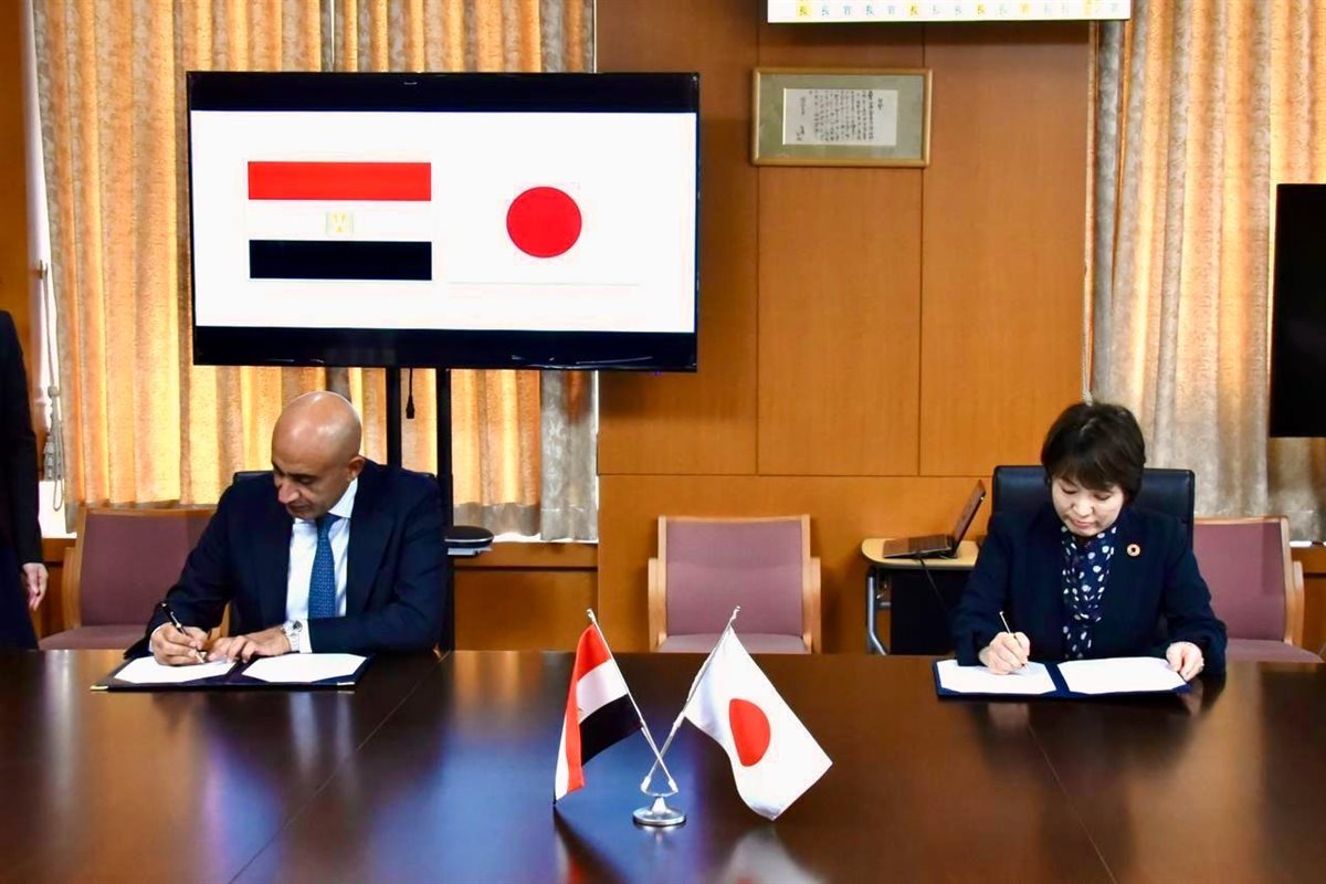 جانب من التوقيع 