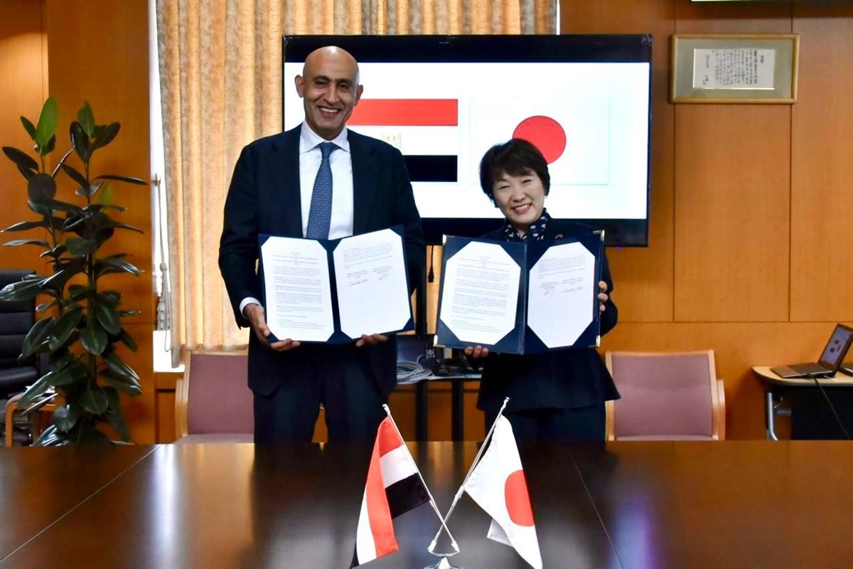 جانب من التوقيع 