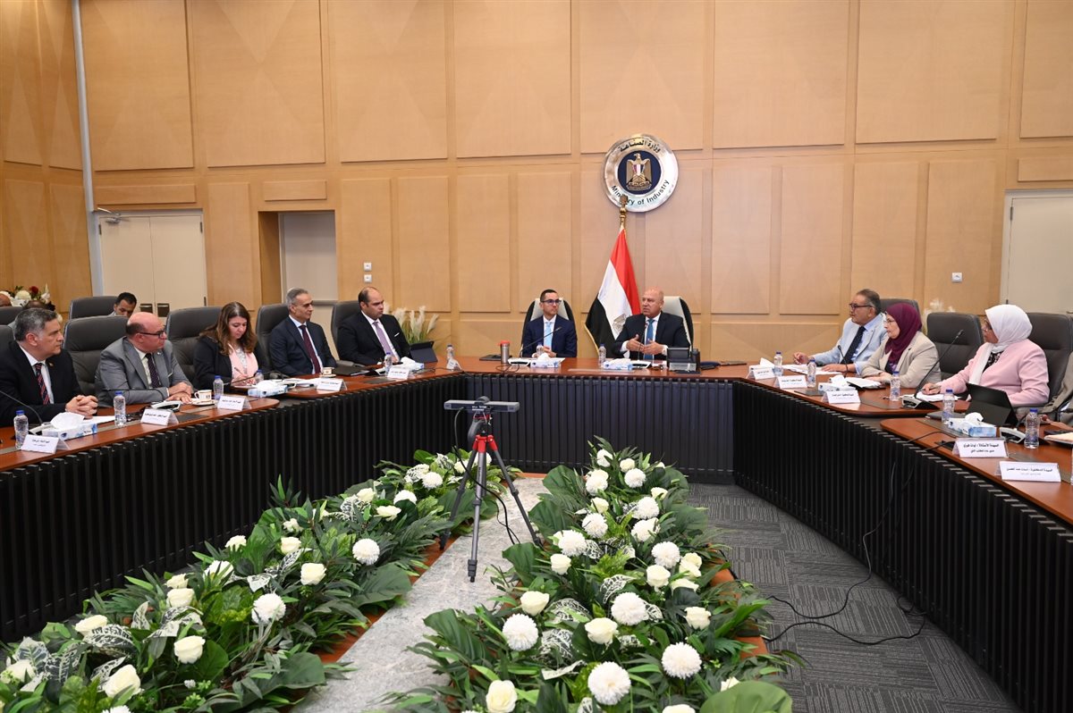 كامل الوزير وحسن الخطيب مع مصانع الأسمنت