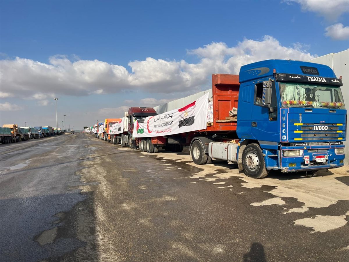 الهلال الأحمر المصري يدفع أكثر من 85 ألف سلة غذائية في قافلة «زاد العزة» الـ 18 إلى غزة
