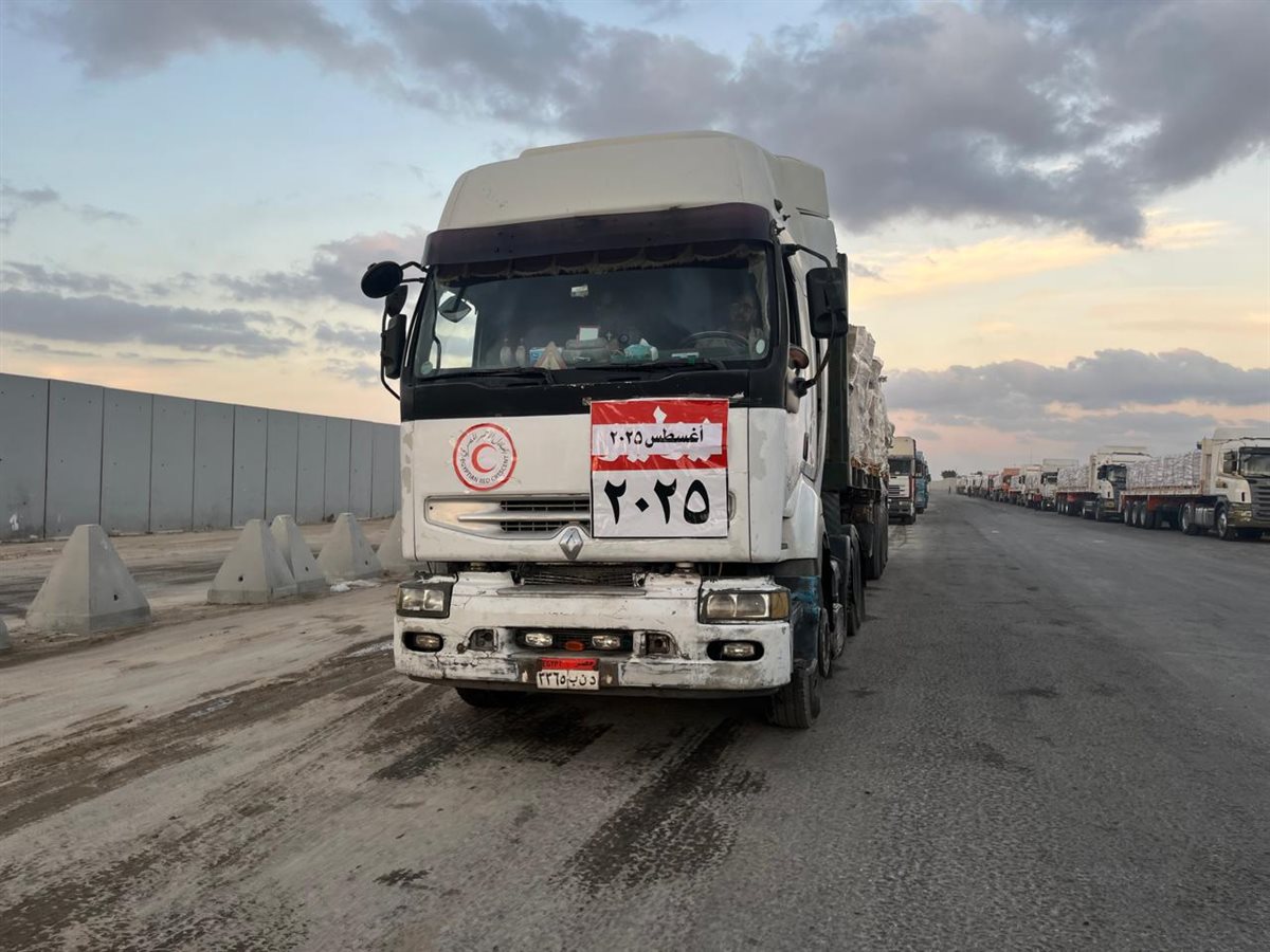 الهلال الأحمر المصري يدفع أكثر من 85 ألف سلة غذائية في قافلة «زاد العزة» الـ 18 إلى غزة