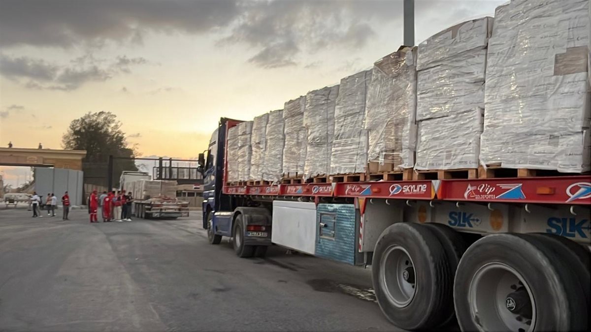 الهلال الأحمر المصري يدفع أكثر من 85 ألف سلة غذائية في قافلة «زاد العزة» الـ 18 إلى غزة