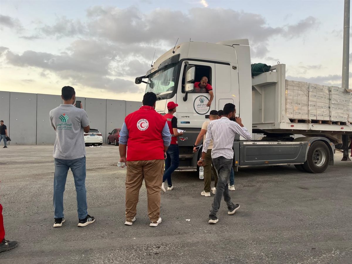الهلال الأحمر المصري يدفع أكثر من 85 ألف سلة غذائية في قافلة «زاد العزة» الـ 18 إلى غزة