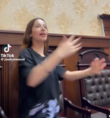 <strong>الأمن يفحص فيديو لفتاة ترقص داخل قاعة محكمة</strong>