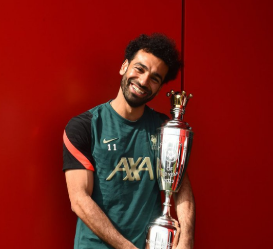 <strong>محمد صلاح رفقة جائزة رابطة اللاعبين المحترفين (PFA) في عام 2022</strong>