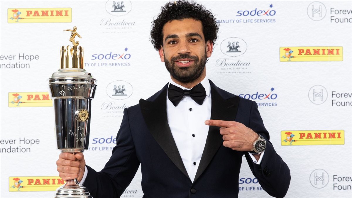 <strong>محمد صلاح رفقة جائزة رابطة اللاعبين المحترفين (PFA) في عام 2018</strong>