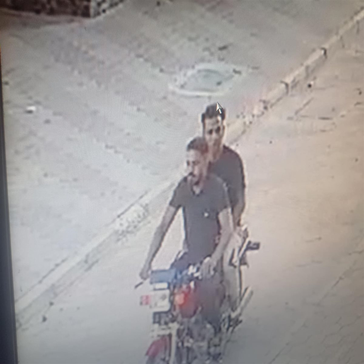 شاب يستغيث بعد سرقة دراجته النارية في حدائق أكتوبر 