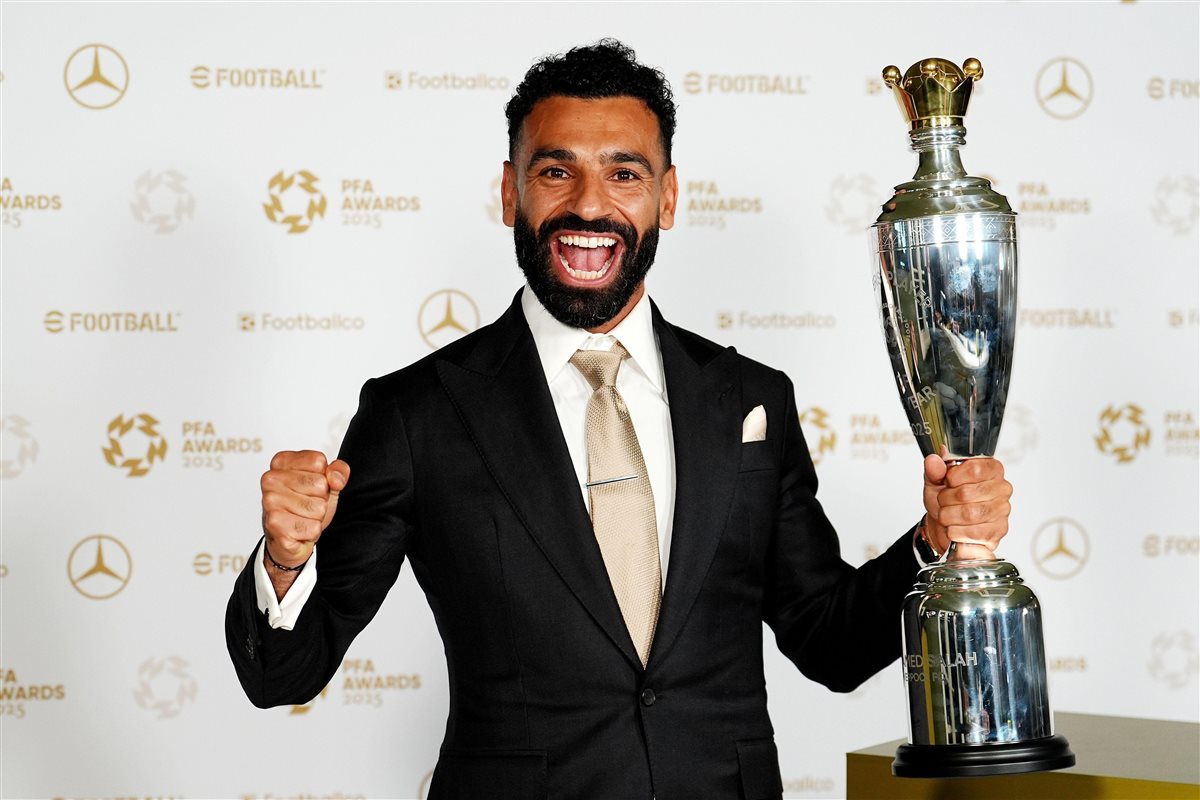 محمد صلاح نجم فريق ليفربول وقائد منتخب مصر رفقة جائزة الأفضل المقدمة من رابطة اللاعبين المحترفين