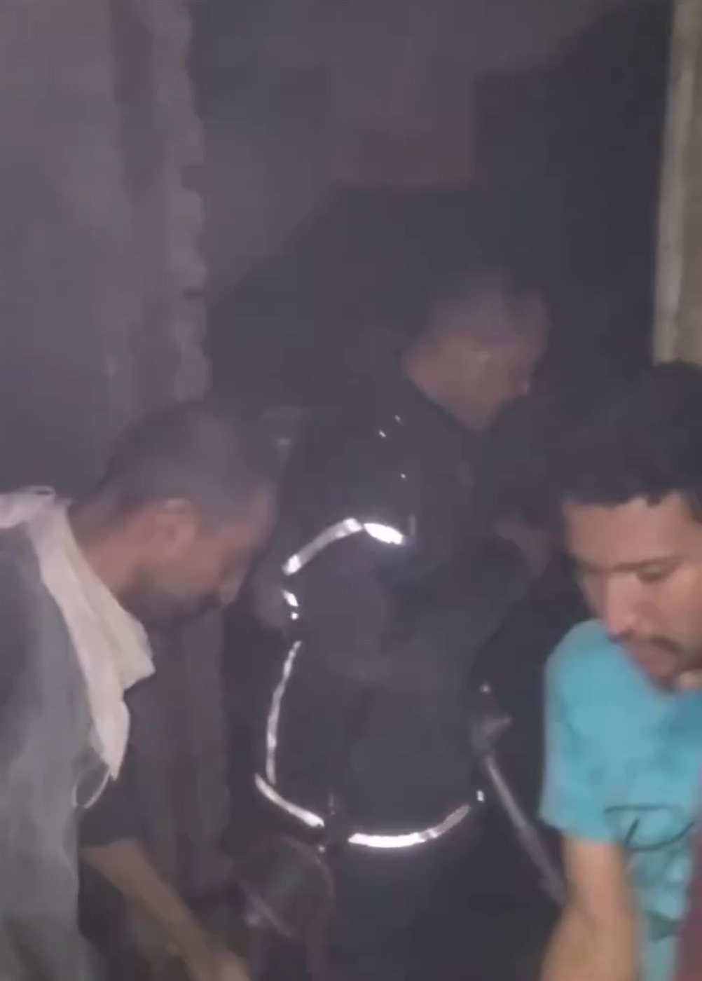 الأهالي يعاونون قوات الحماية المدنية