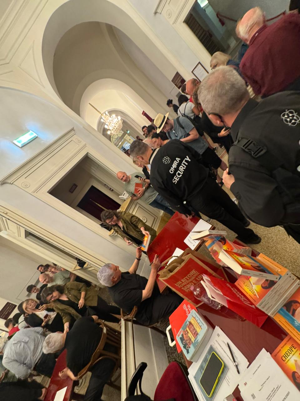 من أريتسو إلى كاتانيا.. جولة إيطالية لزاهي حواس تجمع بين المحاضرات الأثرية وتوقيع الروايات