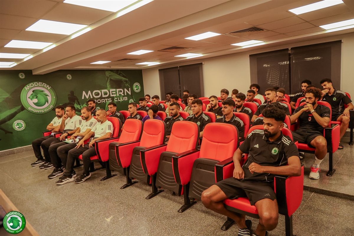 وليد دعبس يعقد جلسة مع لاعبي مودرن سبورت