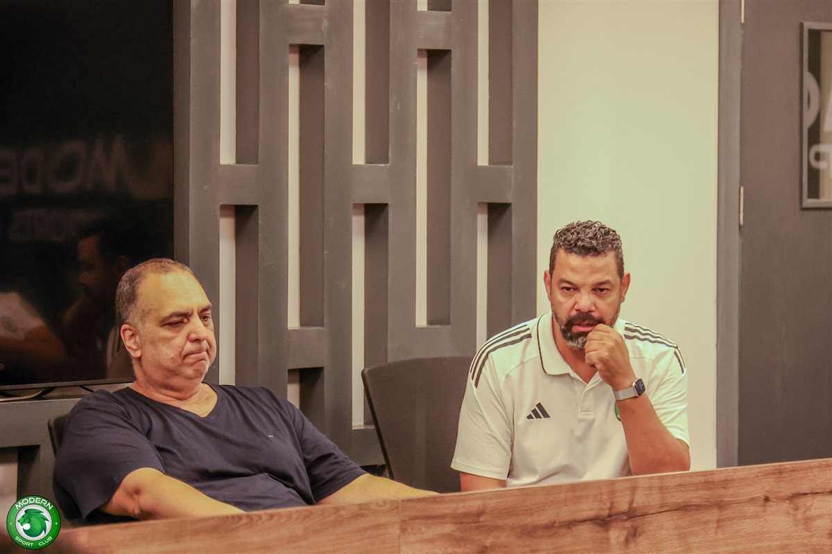 وليد دعبس يعقد جلسة مع لاعبي مودرن سبورت