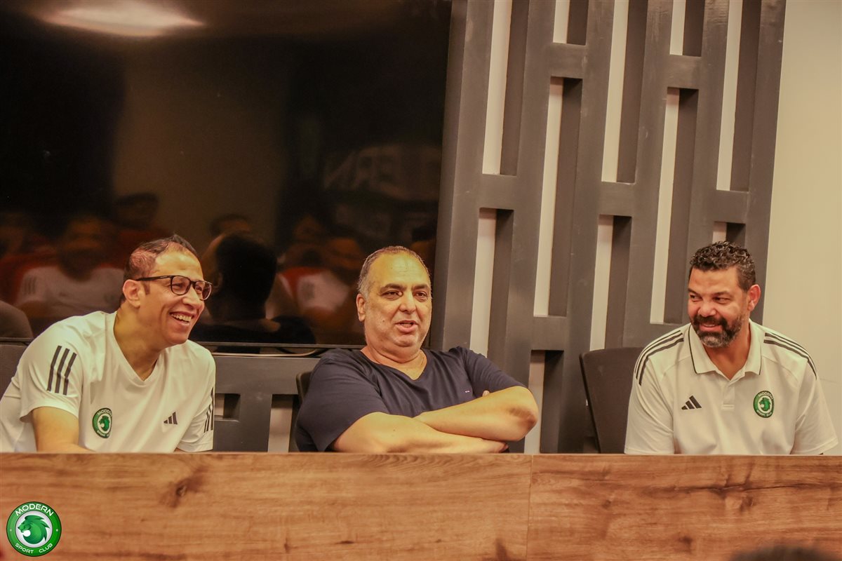 وليد دعبس يعقد جلسة مع لاعبي مودرن سبورت