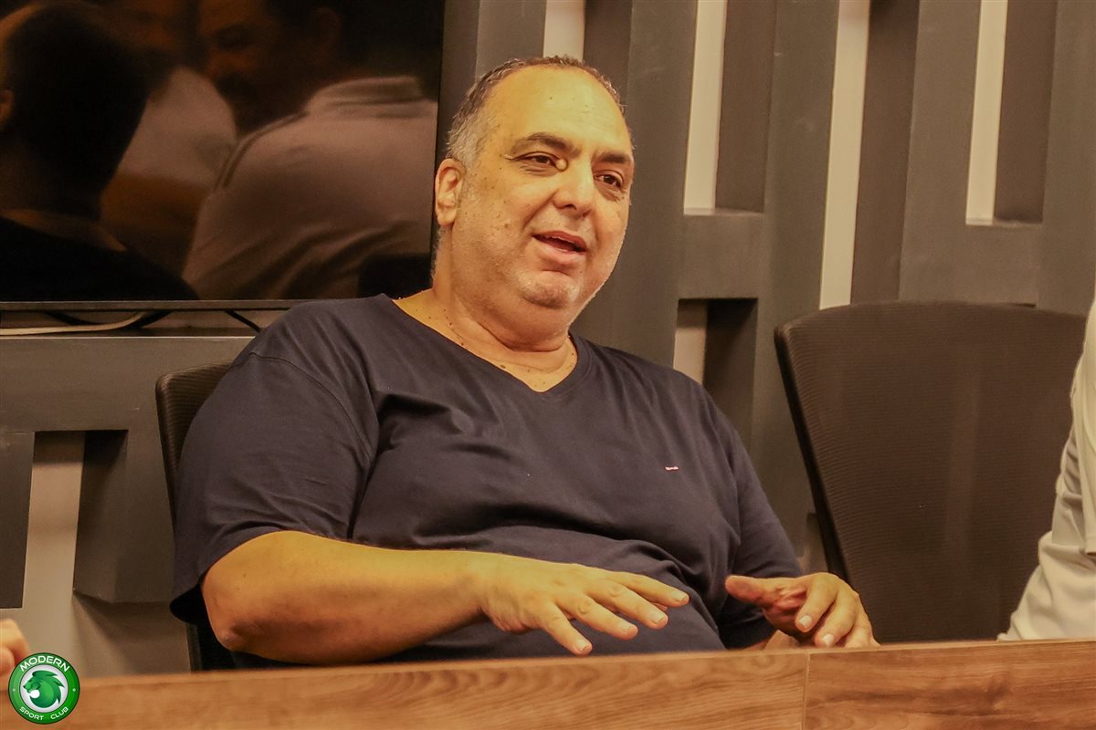 وليد دعبس يعقد جلسة مع لاعبي مودرن سبورت