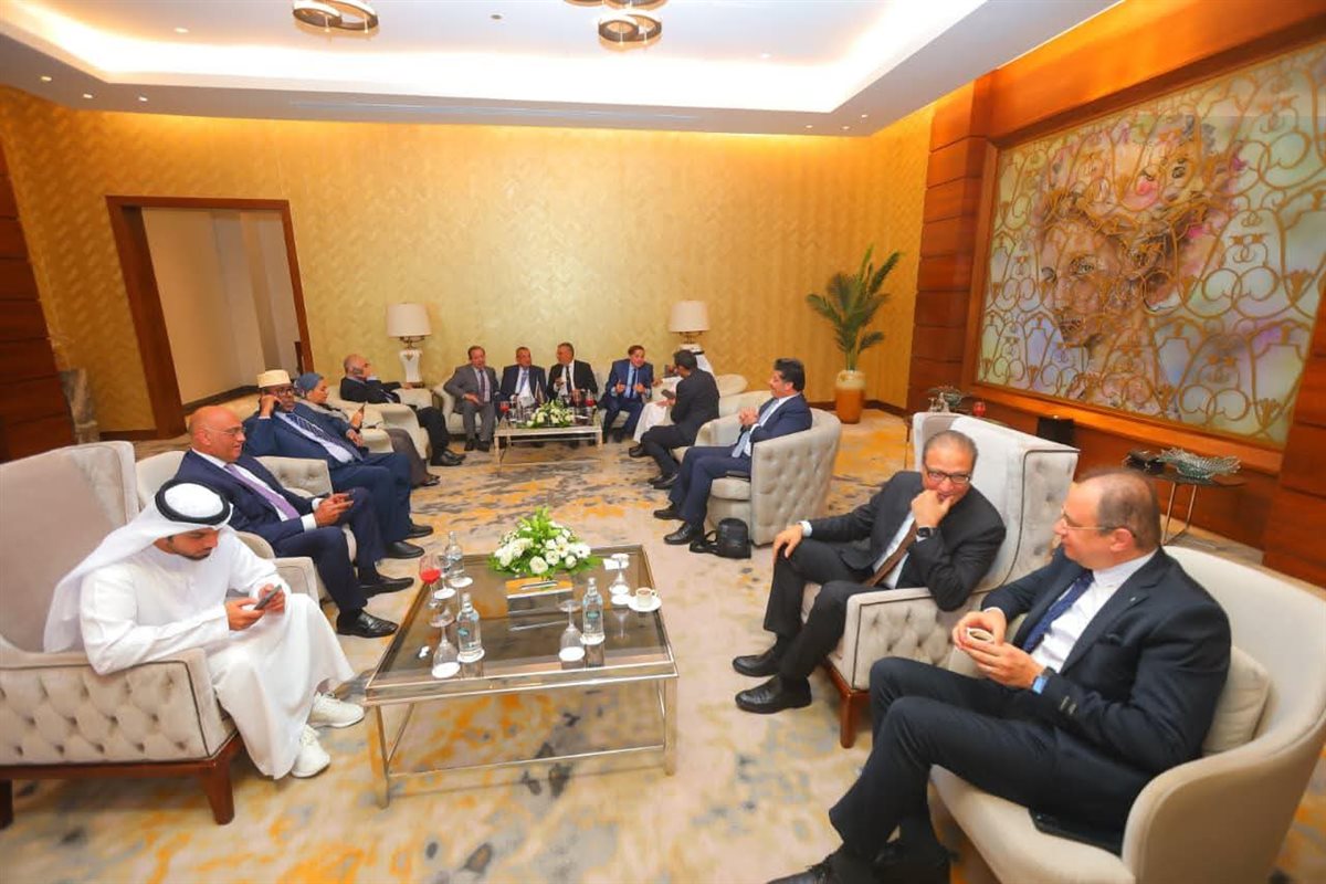 محافظ جنوب سيناء يعقد اجتماعًا مع خبراء الإعلام العربي