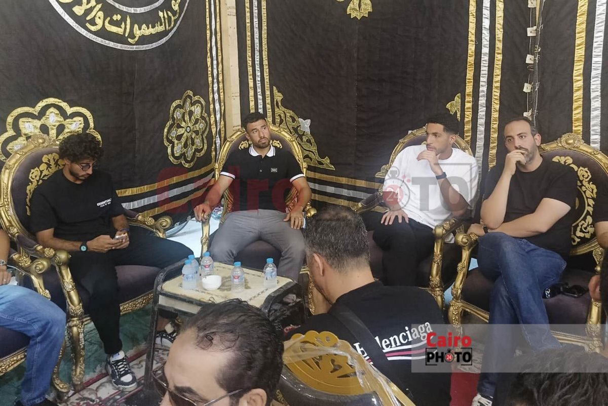 نجوم الأهلي يقدمون العزاء لـ الشناوي في وفاة والده