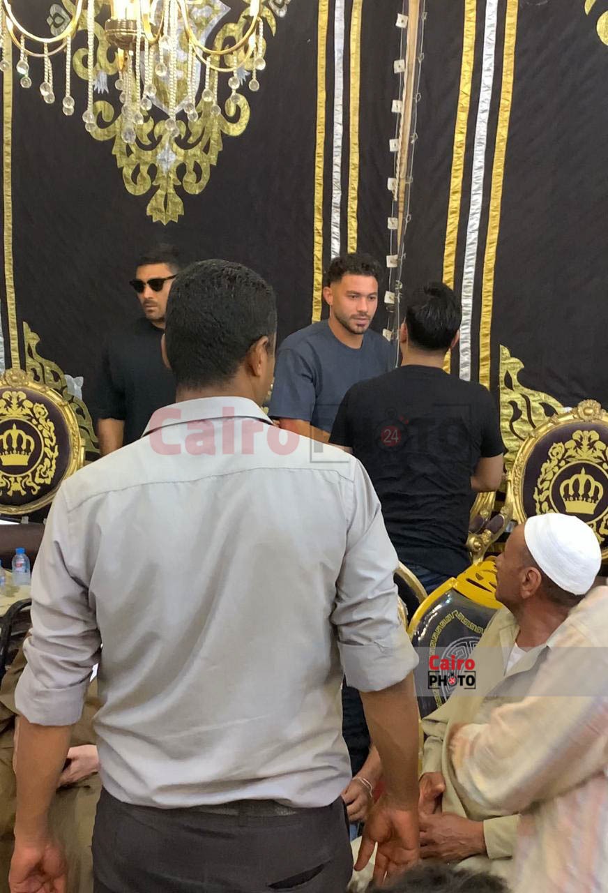 نجوم الأهلي يقدمون العزاء لـ الشناوي في وفاة والده