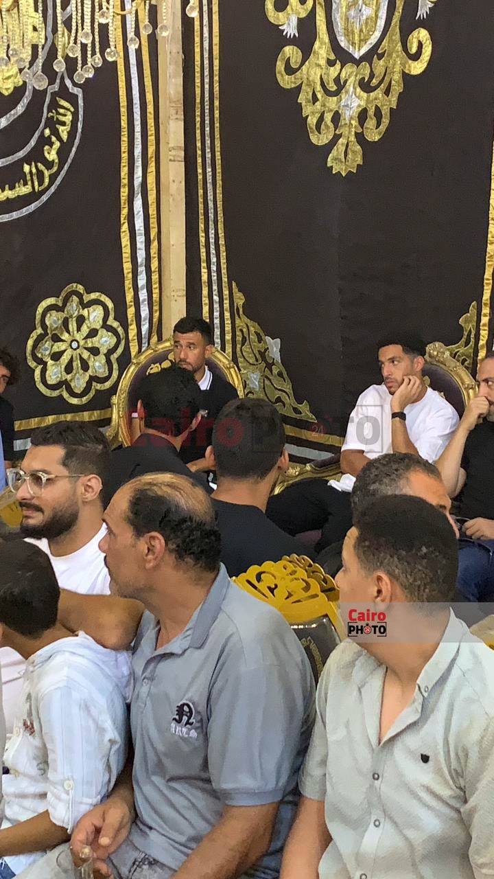 نجوم الأهلي يقدمون العزاء لـ الشناوي في وفاة والده