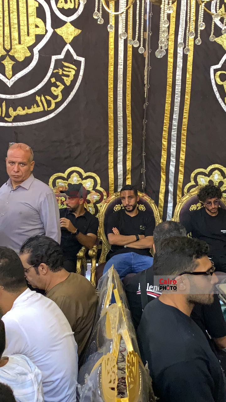 نجوم الأهلي يقدمون العزاء لـ الشناوي في وفاة والده