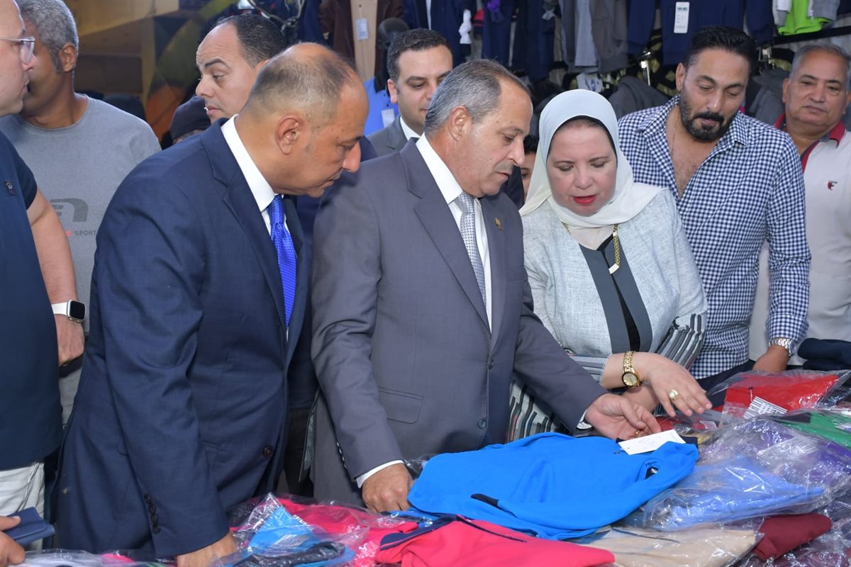 محافظ بورسعيد يفتتح أول معرض للأدوات المدرسية في مصر