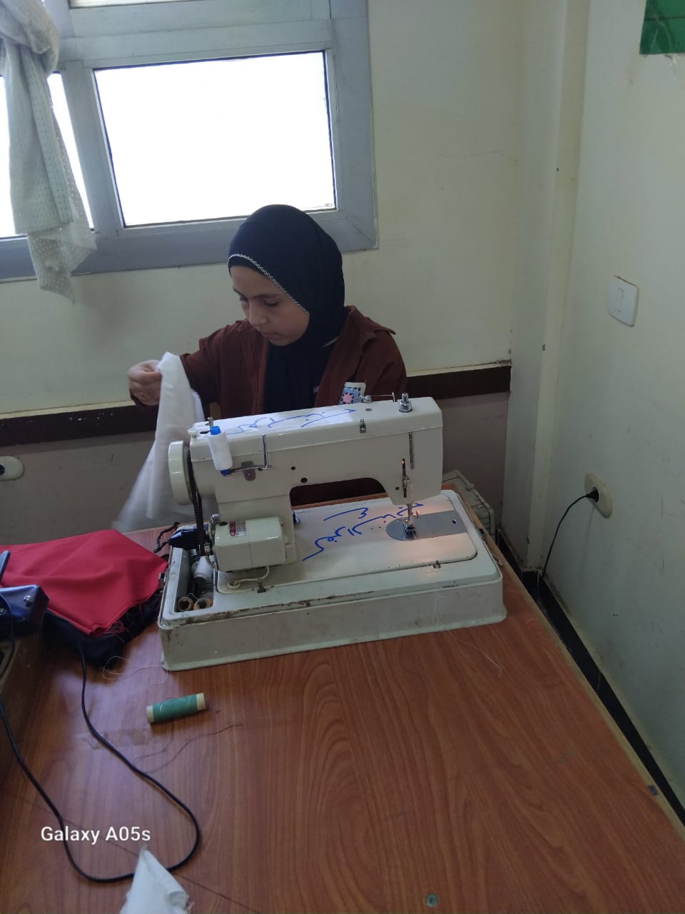 تعليم المنوفية يطلق أول وحدة منتجة لتدريب الطالبات على الخياطة بقرية صبايا العنب