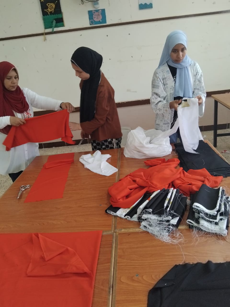 تعليم المنوفية يطلق أول وحدة منتجة لتدريب الطالبات على الخياطة بقرية صبايا العنب