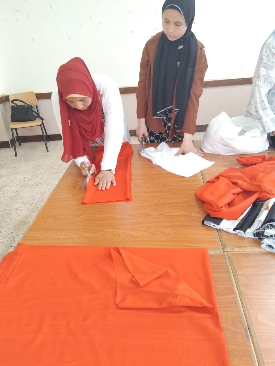 تعليم المنوفية يطلق أول وحدة منتجة لتدريب الطالبات على الخياطة بقرية صبايا العنب