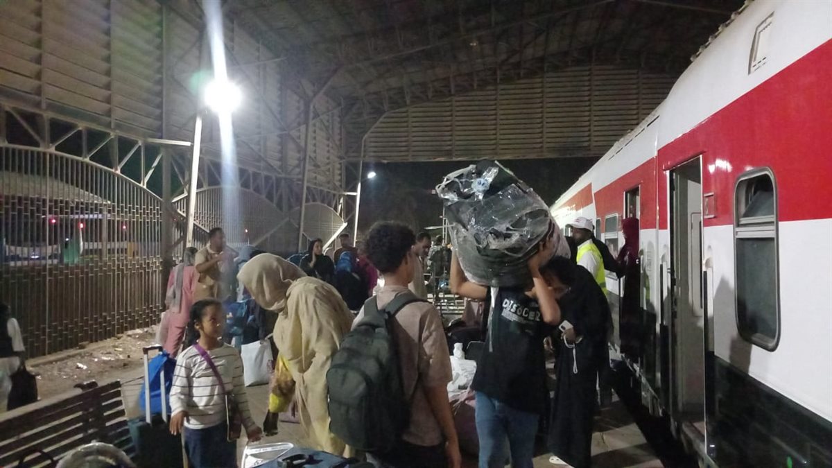 قطار السودانيين يصل محطة السد العالى بأسوان