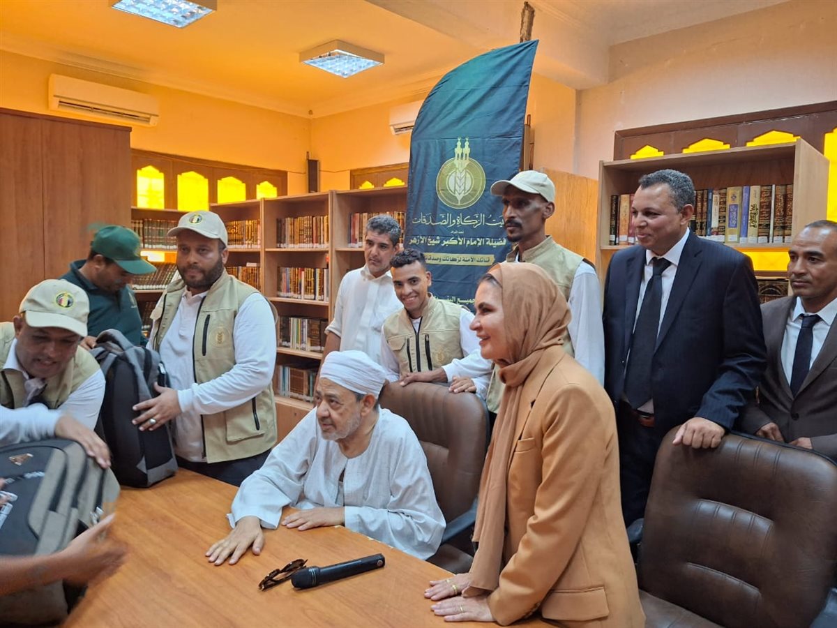 جابر الخواطر.. شيخ يوزع بنفسه شنط ومستلزمات المدارس على الطلاب لإدخال البهجة على قلوبهم قبل العام الدراسي الجديد<br> 