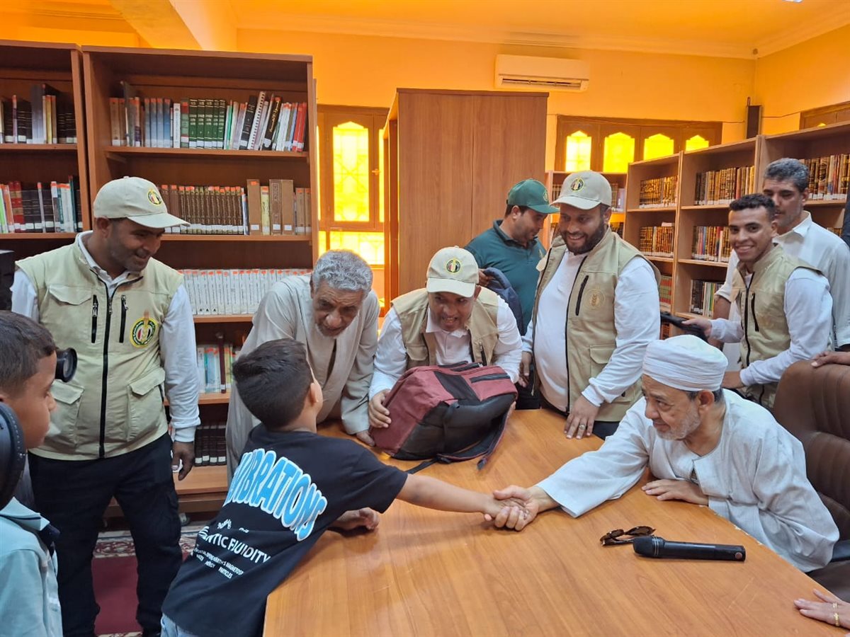 جابر الخواطر.. شيخ يوزع بنفسه شنط ومستلزمات المدارس على الطلاب لإدخال البهجة على قلوبهم قبل العام الدراسي الجديد<br> 