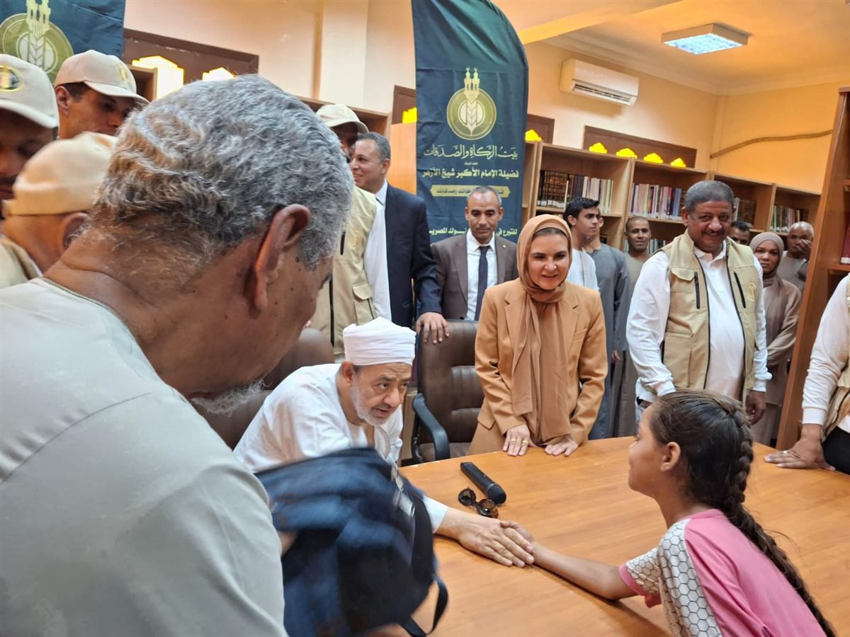 جابر الخواطر.. شيخ يوزع بنفسه شنط ومستلزمات المدارس على الطلاب لإدخال البهجة على قلوبهم قبل العام الدراسي الجديد<br> 