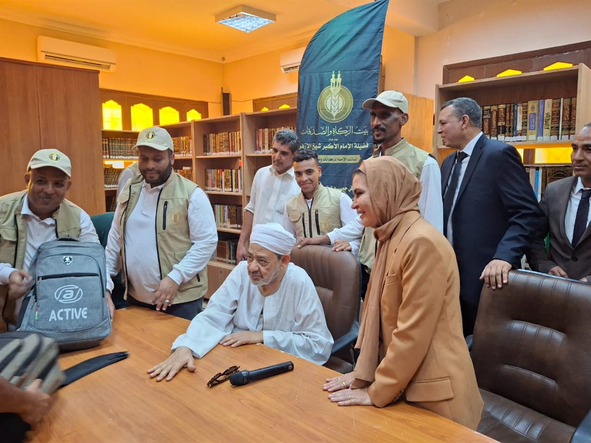 جابر الخواطر.. شيخ يوزع بنفسه شنط ومستلزمات المدارس على الطلاب لإدخال البهجة على قلوبهم قبل العام الدراسي الجديد<br> 