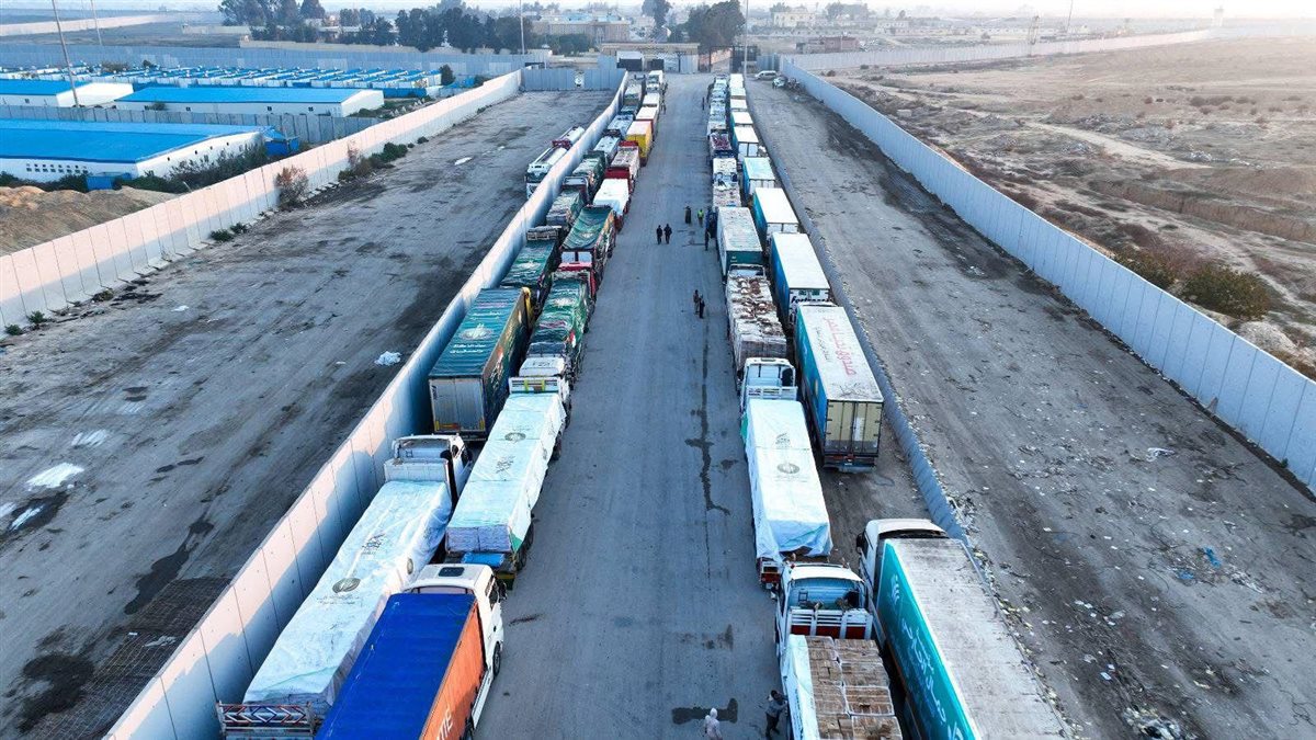 الهلال الأحمر المصري يدفع 180 شاحنة تحمل نحو 4400 طن مساعدات عاجلة عبر قافلة زاد العزة إلى غزة