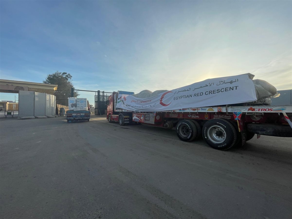 الهلال الأحمر المصري يدفع 180 شاحنة تحمل نحو 4400 طن مساعدات عاجلة عبر قافلة زاد العزة إلى غزة
